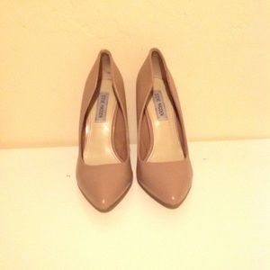 STEVE MADDEN NUDE PUMPS !